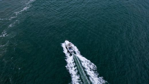 Motorbåt på et hav